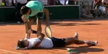 Mensik collassa al Roland Garros dopo 4 ore e 40 contro Navone: i medici se ne accorgono tardi