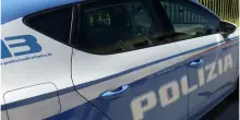 Motociclista investe un anziano e perde la refurtiva, poi viene tradito dai gioielli nello strofinaccio: li aveva rubati poco prima