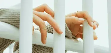 Cosmetici e regali in cambio di sesso: indagati poliziotti penitenziari. La denucia delle detenute, le telecamere e gli insabbiamenti