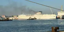 Incendio nel porto di Napoli, fiamme estinte e nessun ferito sulla nave ex Athara