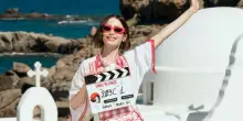 L?ultimo viaggio di Emily in Paris: tra la luce della Grecia e l?ombra dell?addio a Pierre Deny