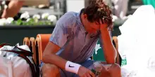 Sinner, cosa c'&egrave; dietro la clamorosa sconfitta al Roland Garros: la notte insonne, il crollo mentale e la sindrome da affaticamento