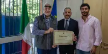 Trova un portafoglio per terra con 1500 euro dentro e lo restituisce: pensionato premiato dal sindaco di Monte Compatri