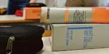 Diplomi e titoli falsi per lavorare a scuola, 62 indagati: 5 salernitani nei guai