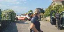 Lite in casa finisce nel sangue: il pap&agrave; difende la figlia, ucciso a bottigliate dal compagno di lei