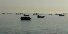 La rassegnazione dei marittimi bloccati, Donald perde consensi anche a Hormuz