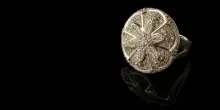 In gioielleria riconosce l'anello che gli era stato rubato in casa un anno prima: arrestata la domestica