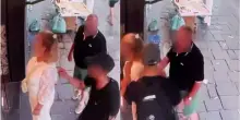 Napoli, turista scippata della collanina d'oro: il ladro ripreso dalle telecamere| Il video