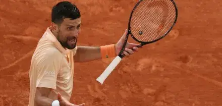 Djokovic al Roland Garros: il diverbio con il cameraman dopo la sconfitta contro Fonseca