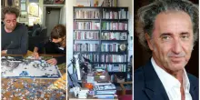 Paolo Sorrentino, l'attico d'epoca a Roma: il salone come galleria d'arte, lo studio per i copioni e il vicino di casa Matteo Garrone