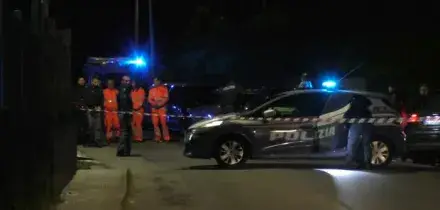 Fuggono dal posto di blocco, investono due ragazzine e si schiantano con un'auto della polizia: arrestati due giovani