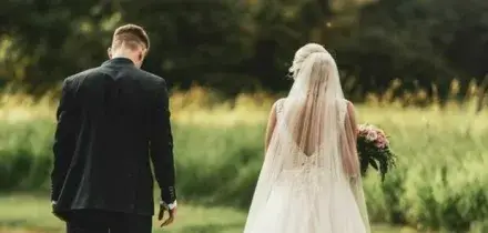 Matrimonio da incubo in Toscana, dall'auto spinta a mano ai nomi sbagliati degli sposi: gli organizzatori dovranno risarcire la coppia