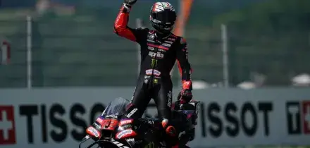 MotoGP, Bezzecchi vince il GP del Mugello davanti a Martin. Bagnaia arriva terzo