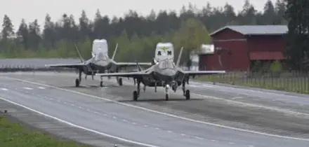 F-35 italiani atterrano in autostrada, la manovra Nato mai vista prima in Finlandia