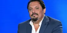 Enrico Brignano: &laquo;A 50 anni pensavo di rimanere da solo e senza figli, poi ho incontrato Flora. Ho capito di voler fare il comico facendo le imitazioni sui treni&raquo;