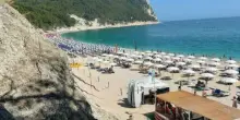 Ancona, malore sul sentiero per la spiaggia: turista muore rientrando a casa. L'allarme dato dai familiari