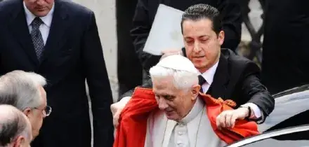 &laquo;Vivo con 280 euro al mese di pensione&raquo;: il dramma della vedova del "Corvo", il maggiordomo di Benedetto XVI che fece esplodere il caso Vatileaks