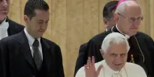 Vaticano, la vedova di Paolo Gabriele, l'ex maggiordomo di Ratzinger, fa causa al Fondo Pensioni del Papa: &laquo;Vivon con 280 euro al mese&raquo;