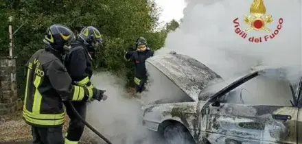 Quattro cadaveri trovati carbonizzati in un'auto: &laquo;Non &egrave; stato un incidente&raquo;. Indaga la polizia