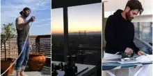 Gianni Sperti, la casa con vista sui tetti di Roma: lo stile minimalista, la cucina con sfondo Gazometro, le vetrate, la nicchia libreria