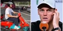 Sinner a Montecarlo, beccato in Vespa da un fan. Cos&igrave; si prepara a Wimbledon: la F1, le analisi, gli allenamenti. Il retroscena su Roma: &laquo;Non ce la fa pi&ugrave;&raquo;