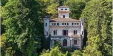Gianfranco Ferr&egrave;, il &laquo;Castello incompiuto&raquo; &egrave; in vendita: il prezzo da capogiro, il giardino di oltre 12mila metri quadri e la spiaggia privata