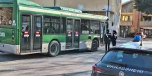 Anziano si abbassa i pantaloncini e molesta una ragazzina di 15 anni sul bus, una passeggera chiama di nascosto i carabinieri: 75enne arrestato