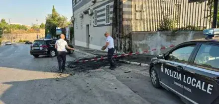 Auto si schianta contro una palazzina e prende fuoco: feriti quattro ragazzi