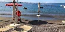 Uomo si sente male in spiaggia e muore sotto gli occhi dei bagnanti: inutili i tentativi di rianimarlo. &laquo;&Egrave; successo in pochi minuti&raquo;