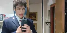 Sul cofano dell'auto di un amico per gioco, Pio Domenico Fazzolari cade e muore: aveva 22 anni. Tragedia nel Bresciano