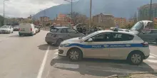 Bambina resta intrappolata in auto, salvata dagli agenti della municipale