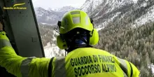 Alpinista colpito alla spalla da un fulmine su Monte Bianco, soccorsi bloccati da maltempo