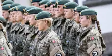 Leva prolungata, richiami e riserva fino a 180mila persone: la strategia della Danimarca contro le minacce nordiche