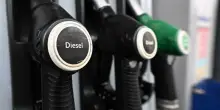 L'auto si rompe dopo il rifornimento: dopo la denuncia la Finanza scopre gasolio fuorilegge