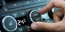 Aria condizionata in auto, gli errori da evitare: dai finestrini aperti ai diffusori verso l'alto, ecco come usarla (risparmiando)