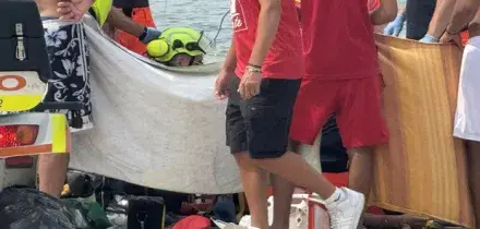 Malore in spiaggia a Jesolo, si accascia sulla sabbia e muore sotto gli occhi della sorella