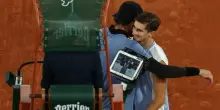 Berrettini si ritira, Arnaldi vola in semifinale al Roland Garros: sfider&agrave; Cobolli, cosa &egrave; successo