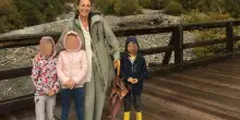 Famiglia nel bosco, i bimbi riabbracciano la mamma: Catherine oggi rivede i 3 figli ma &egrave; ancora &laquo;preoccupata&raquo;