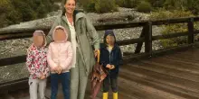 Famiglia nel bosco, mamma Catherine riabbraccia i tre bambini: &laquo;Quando possiamo tornare a casa?&raquo;. Il nodo dell'esame per entrare a scuola