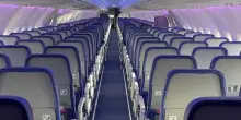 Fuma sigaretta elettronica nel bagno dell'aereo, sanzionata e iscritta nella black list dei passeggeri. &laquo;Era sconvolta per la morte della madre&raquo;