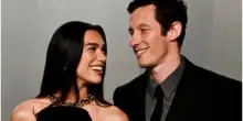 Dua Lipa sposa Callum Turner, l'amore nato per caso mentre leggevano lo stesso libro: il primo incontro, la proposta di matrimonio e la festa in Sicilia