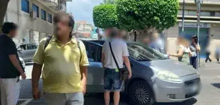 Bambino lasciato solo in auto tocca il freno a mano: la vettura impazzita finisce gi&ugrave; dal ponte a Nocera