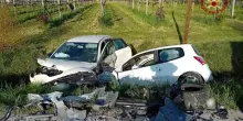 Incidente frontale tra due auto, morte due sorelle: avevano 23 e 14 anni, le vetture distrutte