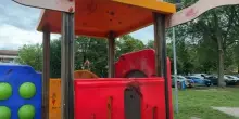 Baby gang ripresa mentre incendia i giochi del parco: identificati e chiamati a risarcire i danni