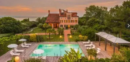 Venezia, l'isola di Santa Cristina in vendita: il paradiso degli eredi Swarovski con villa, pontili e piscina salata