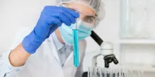 Vaccino &laquo;unico al mondo&raquo; progettato dall'intelligenza artificiale: efficace contro i coronavirus (e i virus che infettano gli animali)