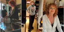 Fiorella Mannoia, l'elegante casa romana insieme al marito Carlo Di Francesco: librerie a tutta parete, lo studio musicale e una cucina in acciaio da ristorante