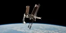 Nasa, allarme sulla Stazione Spaziale Internazionale per una perdita d'aria: astronauti trasferiti nelle navette
