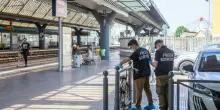 Omicidio in stazione Milano, la polizia ferma un giovane. Perquisiti altri 7 ragazzi nell'hinterland