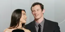Chi &egrave; Callum Turner, il marito di Dua Lipa: dalle origini working class ad Harry Potter, le nozze in Sicilia, il libro galeotto e la colazione speciale